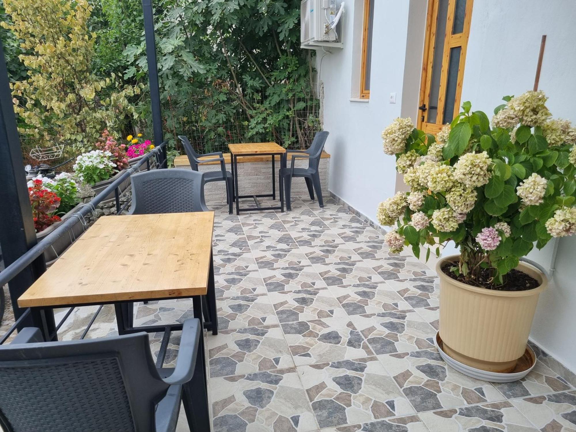 Bed and Breakfast Tony'S Terrace Gjirokastër Exterior foto
